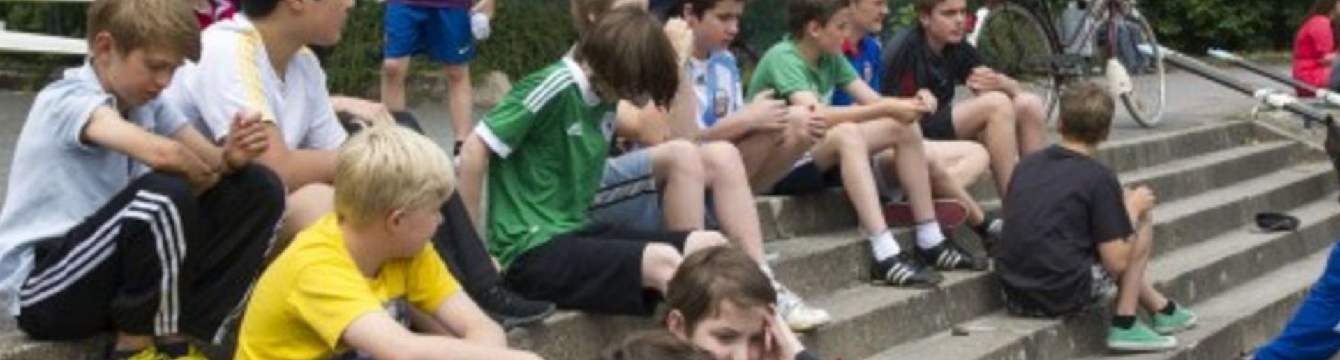 Kinder auf einer Treppe