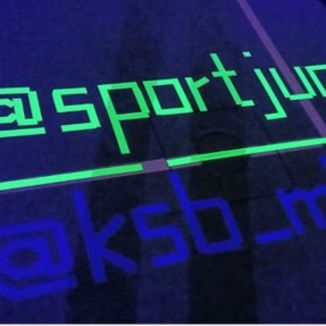 Ein Sportjugendschriftzug wärend des Engagement-cups